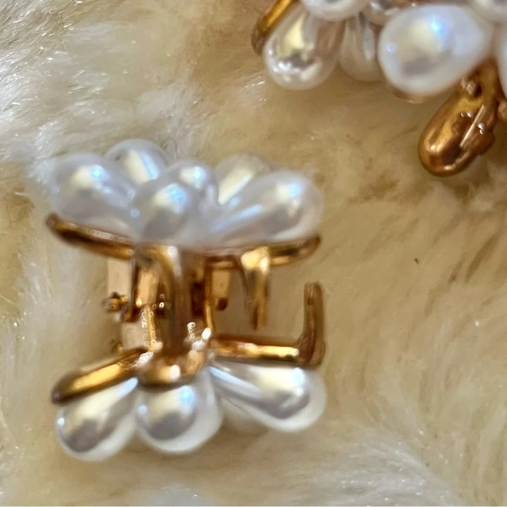 Francesca's Pearl Flower Hair Clips